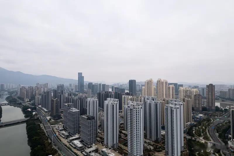 福州楼市：回顾房价走势能够明显发现市场变化：闽江大道板块此前从3.6万跌到3