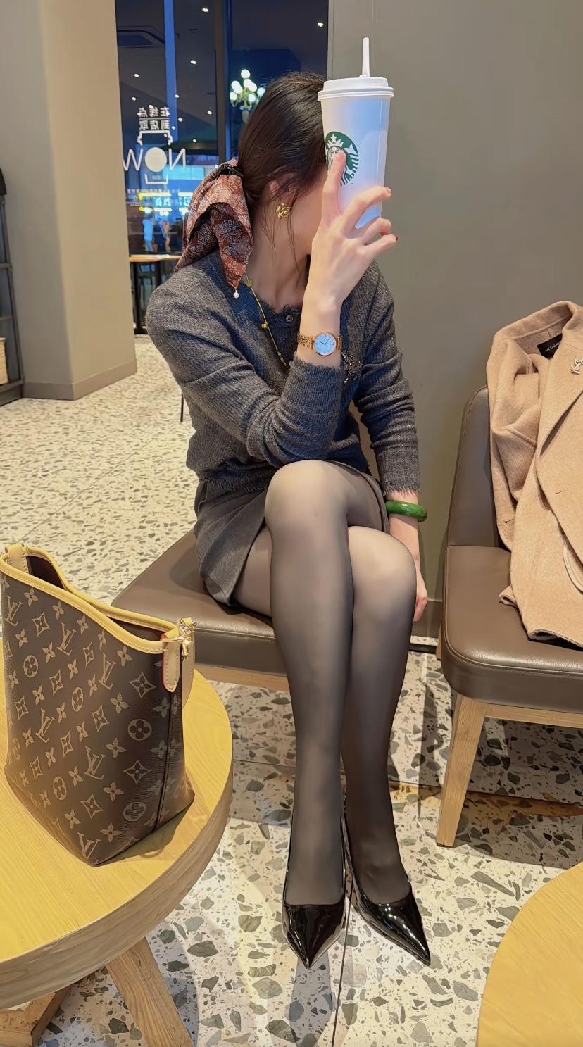 有没有高奢懂行的……帮忙看看这个LV包是柜台货还是高仿[祈祷]普通人买lv