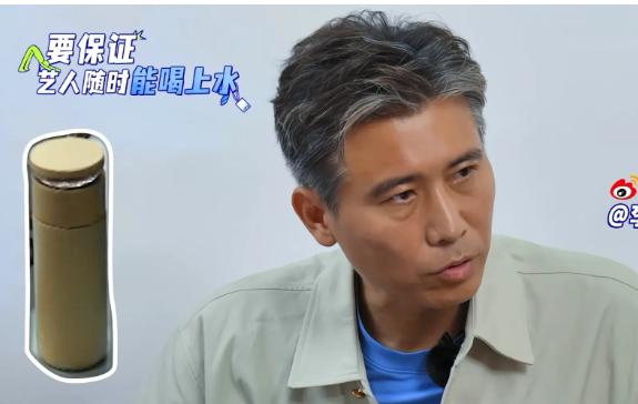 水杯不能乱碰，胡军李乃文伺候陈丽君，到底谁在演戏？《大哥小助理》里有个画面特逗