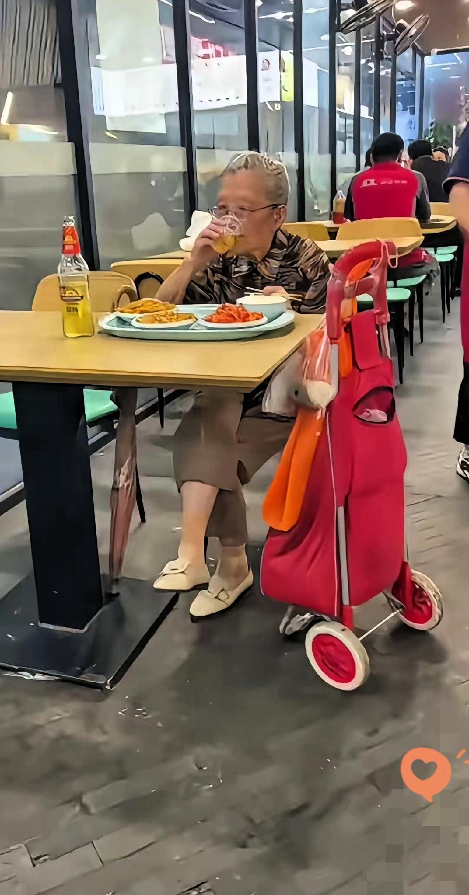如果老了还能这般惬意，那么老去又有何惧怕的？​在饭店吃饭时，碰到一位百岁奶奶，