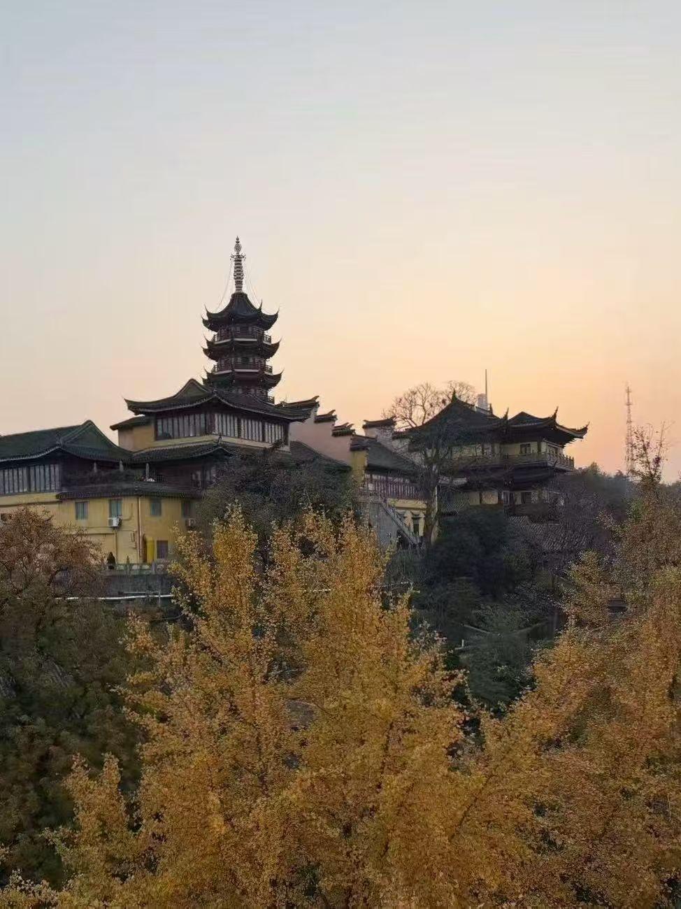 人这一辈子，千万不能闲下来，哪怕退休了，也得找点事儿干。我家亲戚刚退休那会儿