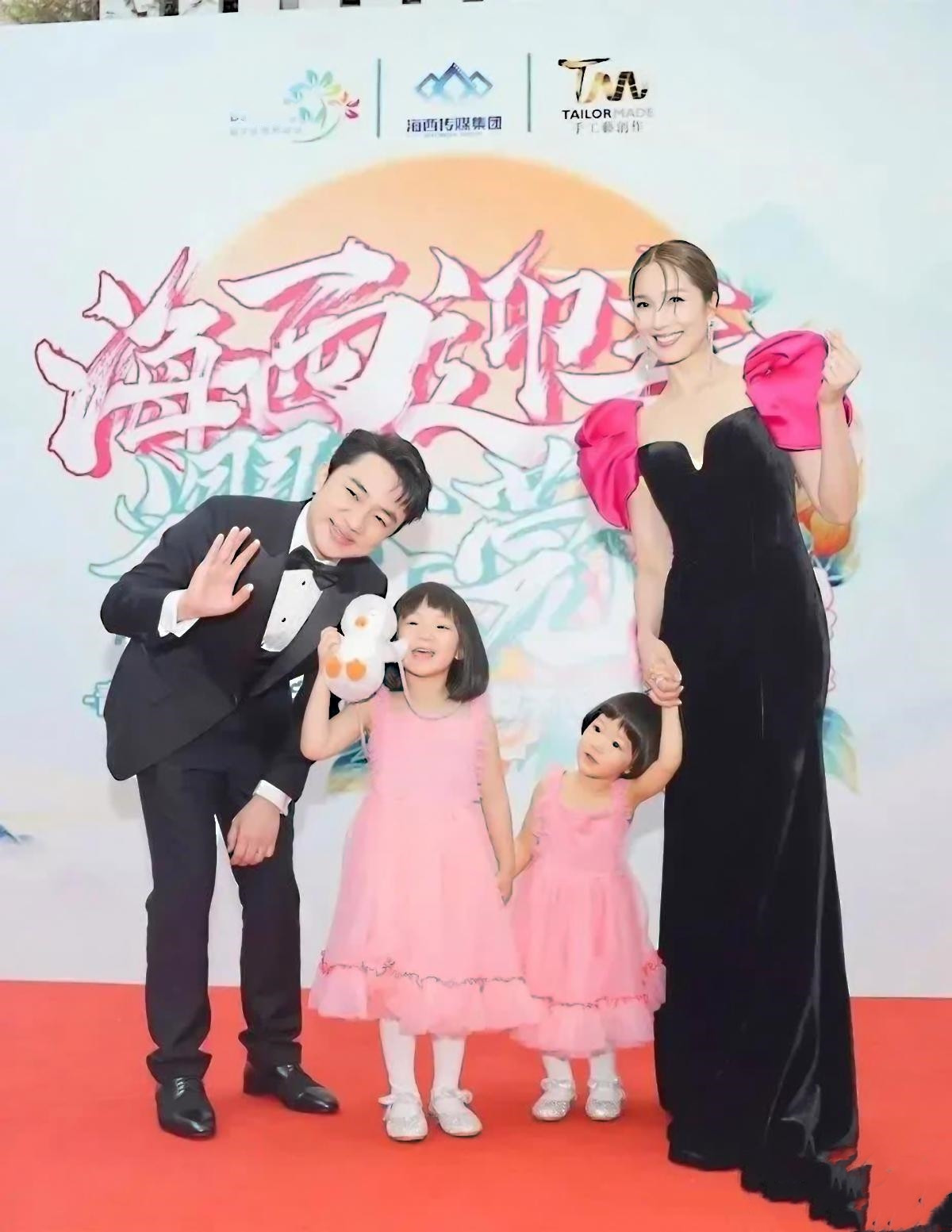 王祖蓝真是太郁闷了：两个女儿跟他长得一模一样！那娶个高个美女的意义何在啊？