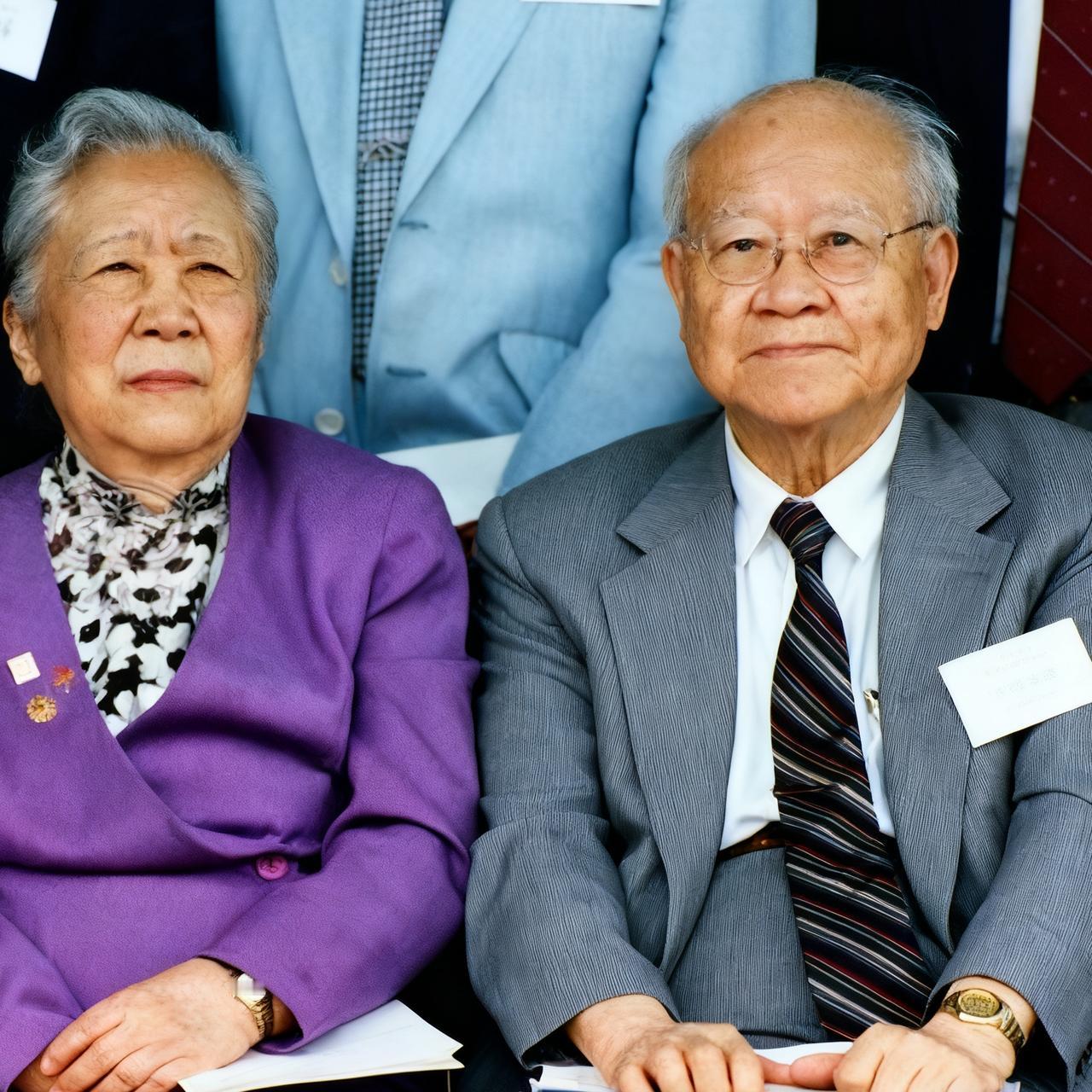 90年代，吴健雄和丈夫袁家骝晚年，一张温馨的合影，此时的他们都已经年过古稀，看起