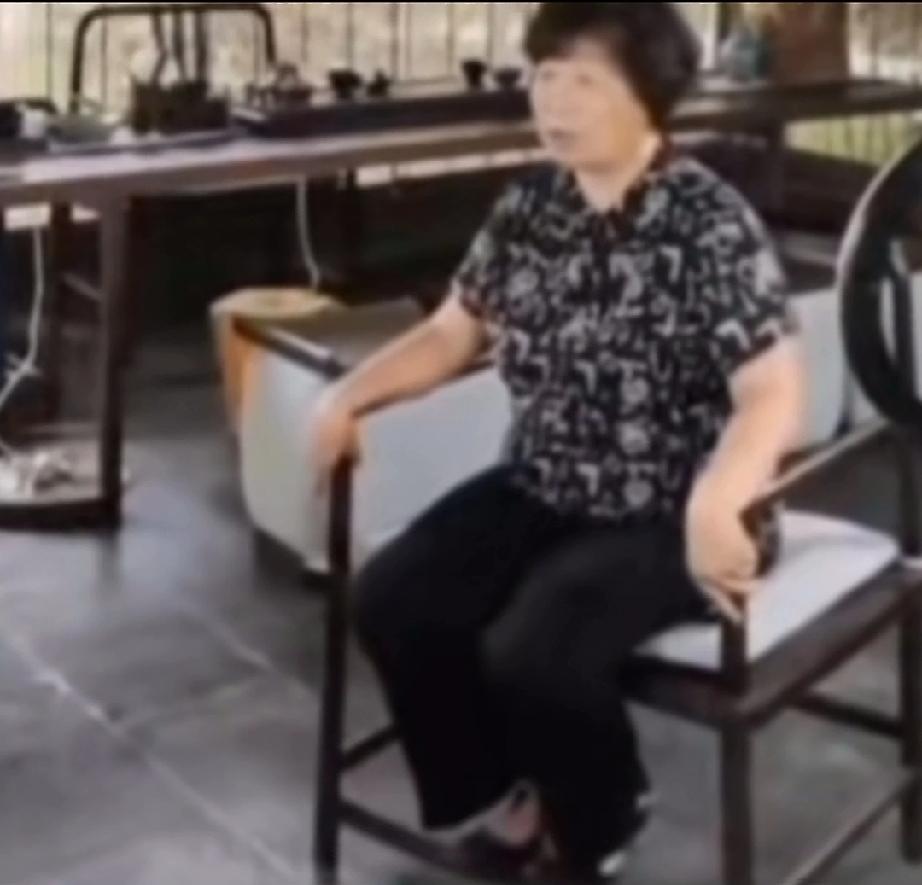 许敏出钱给许敏治病，谁出钱赔偿款原路返回给许敏。这是不是很好理解，毫无疑问应该如