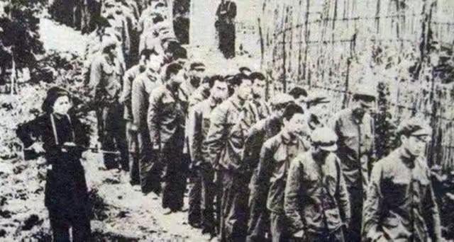 1979年，俘虏交换后，200多名战士终于回到祖国。他们刚刚跨过边境线，广州军区