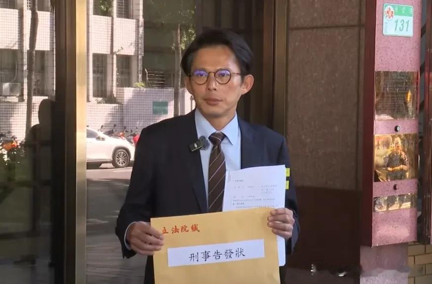 台北地检署真够忙的，今天上午黄国昌怒闯台北地检署告发赖清德卓荣泰派人“关说”。