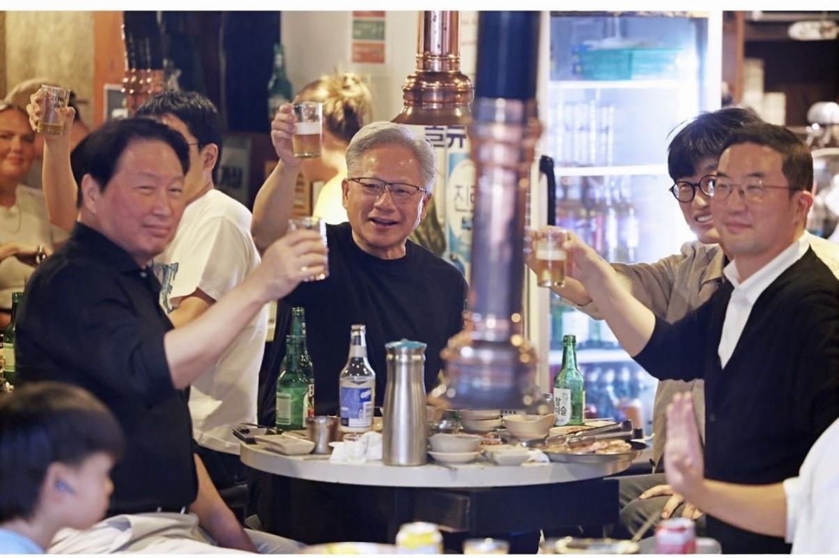 63岁英伟达总裁黄仁勋现身韩国首尔美食街，和几位韩国财阀一起到餐馆吃烤肉，豪气帮