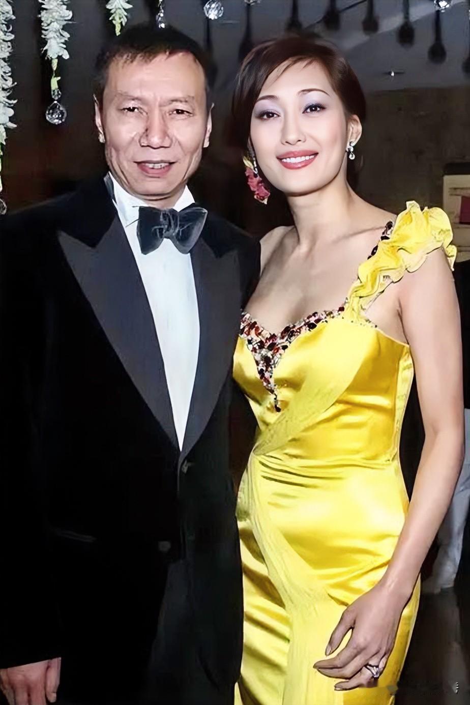 这才是“真爱”夫妻，孟广美和他太般配了！孟广美一身金色连衣裙，一手挽着吉增和