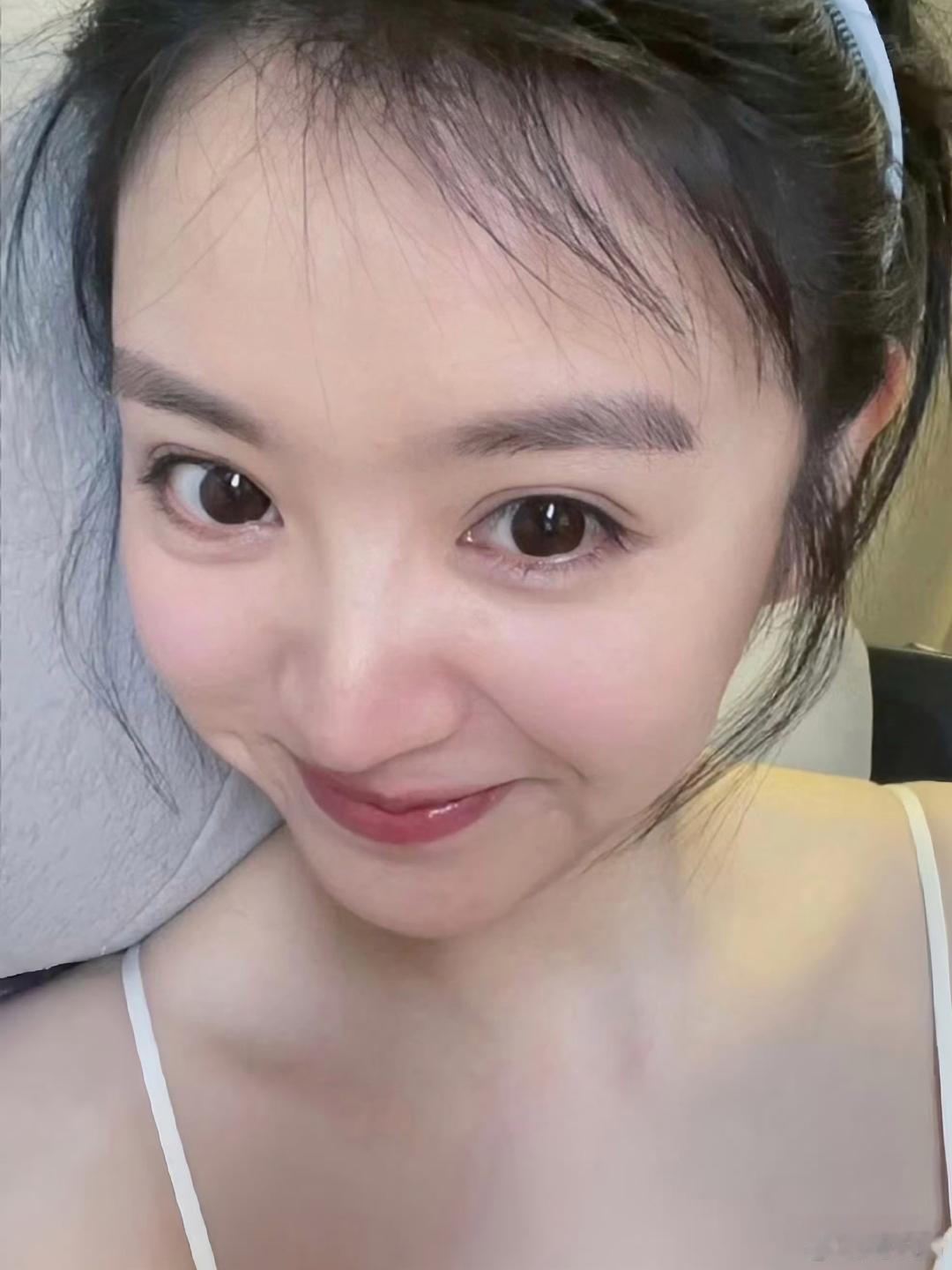 田曦薇的素颜一般人还真比不了，清新甜妹。