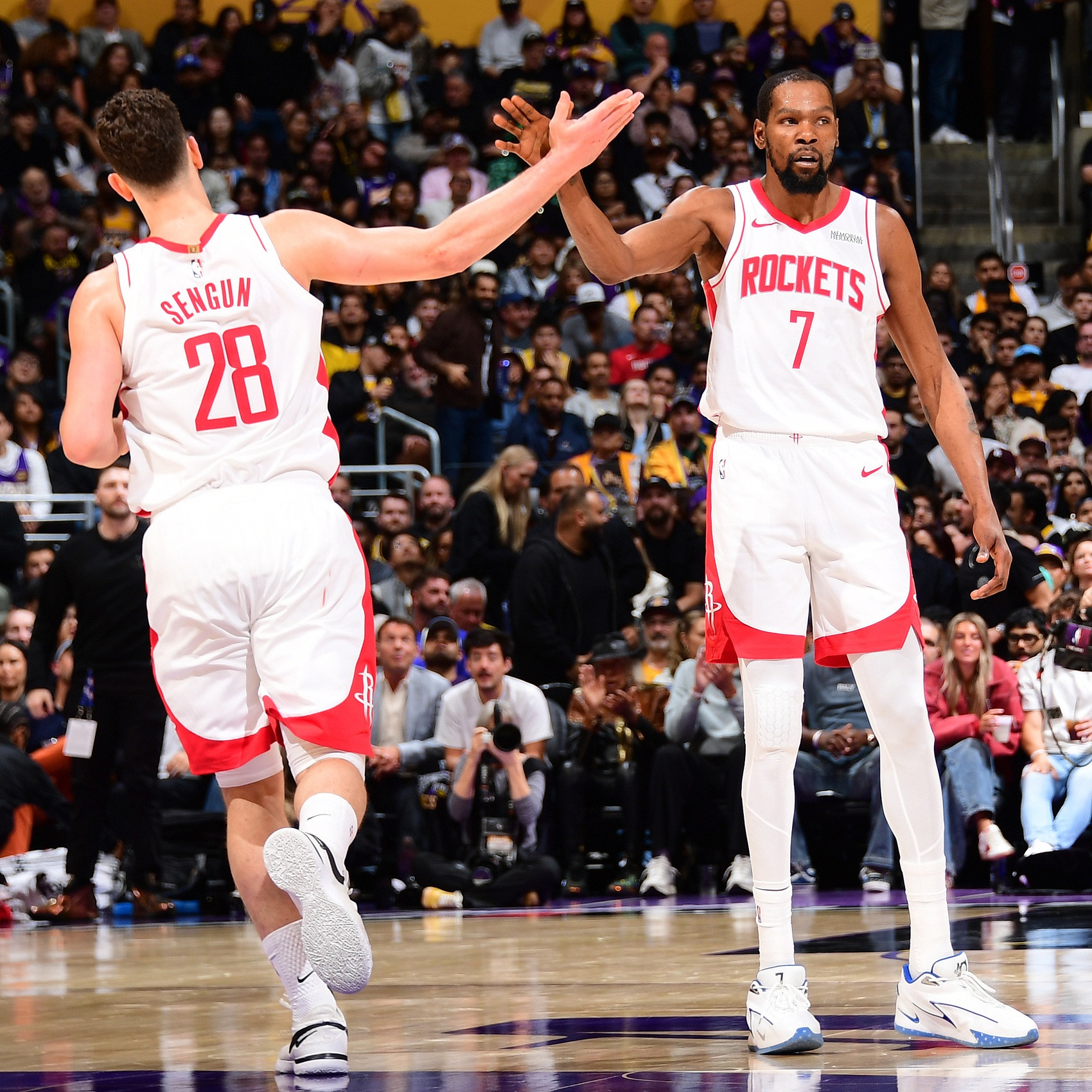 下一场火箭队的伤病情况已经出炉，根据报道，火箭队这边，他们仍然是有两位老将，范弗