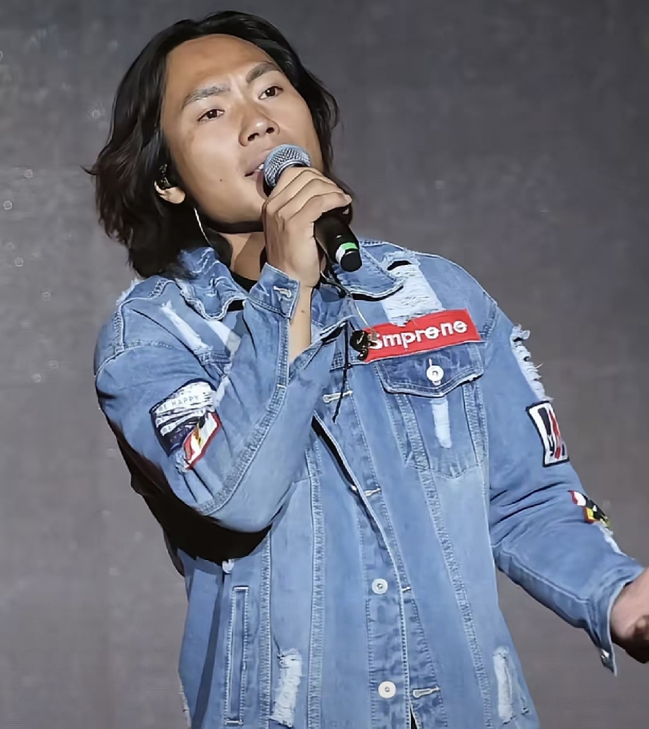 花钱买票去看李克勤演唱会，最后自己上台替他唱了近20首歌。这事儿要不是发生了，编剧写出来都得被人说太