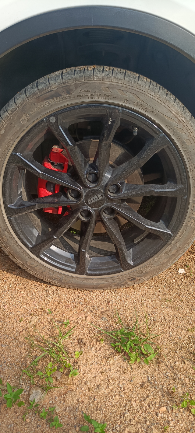 轮毂被刮伤兄弟们，真的心痛啊！我睡觉也睡不好了呀！我开车都是特别特别小心的，今