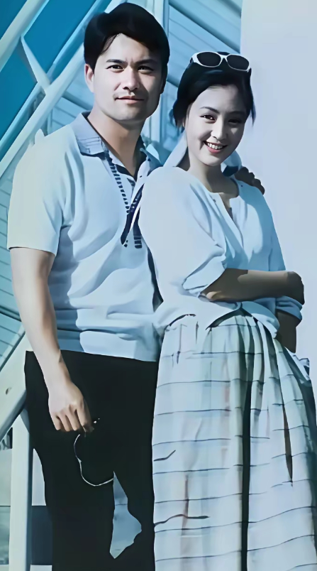96年吕良伟和陈红在北京街头的合影，这是在拍摄“纽约风暴”时的情景，当年是多么的