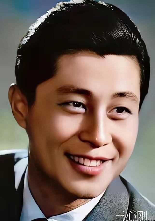 赵丹比王心刚更帅。王心刚和赵丹虽然他们不是同时代的帅哥，王心刚一直被60，70后