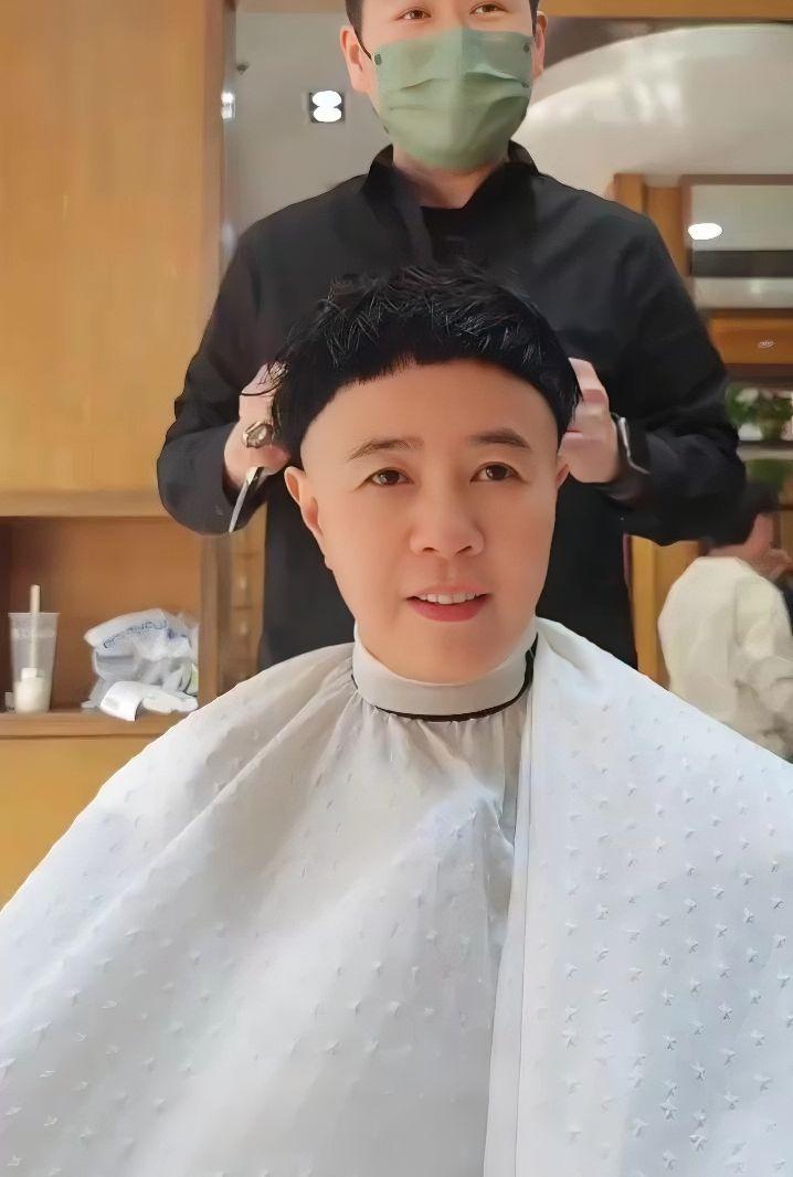 谁能想到，金龟子这个标志性的锅盖头，一留就是几十年。刘纯燕说，网上不少人劝