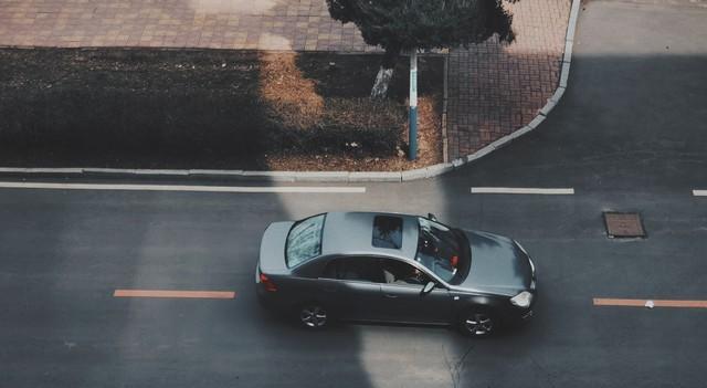 上个月我把电车卖了，亏了四万多。朋友说我傻，说我当初跟风买现在又自己打脸。我只能