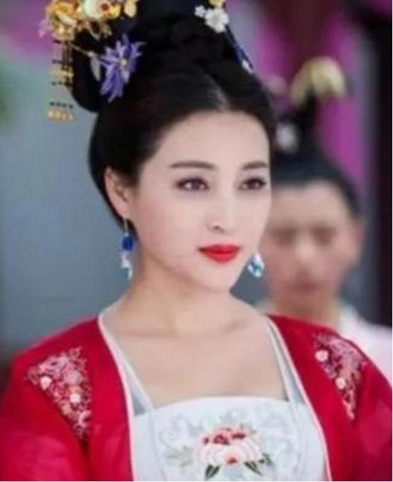 公元997年，宋太宗驾崩。这时，虽已上了年纪却风韵犹存的李皇后，心里悄悄打起了算