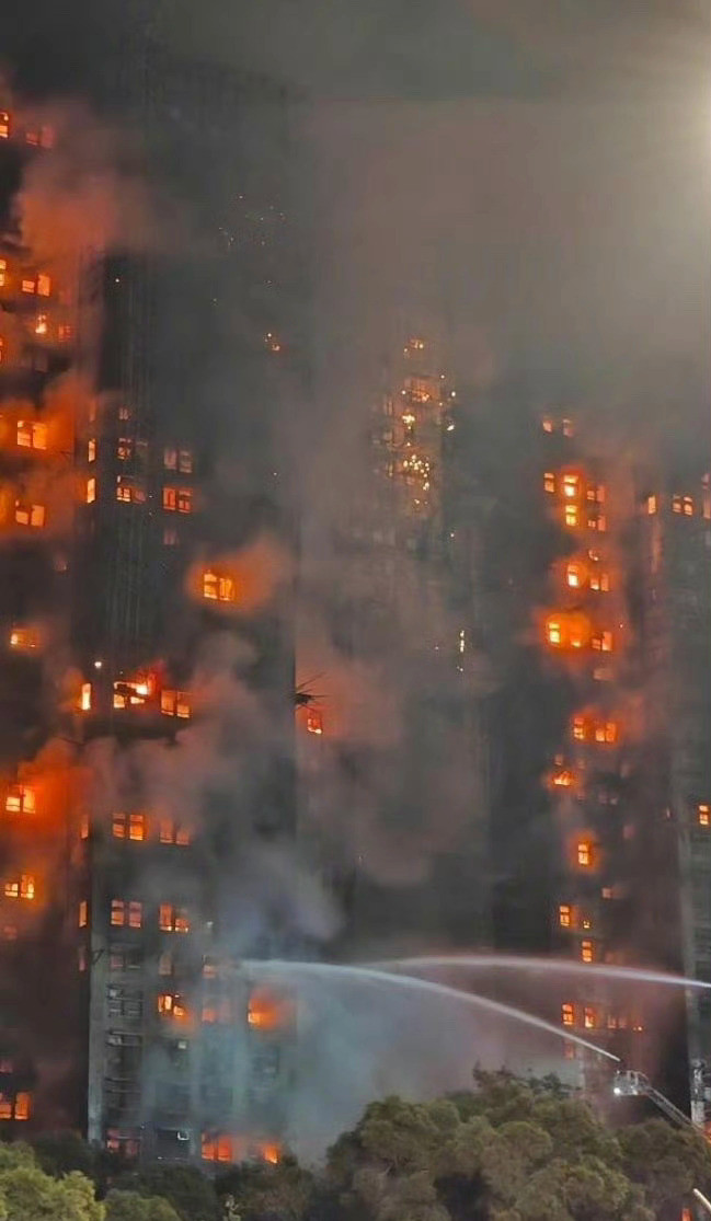 香港火灾多名失联者失联超9小时很多人就是在这燃烧的大楼里，没及时跑出来，开始还打