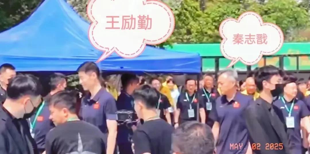上任仅十天，屁股没捂热，王励勤就被人扣上三顶大帽子一是带领国乒队员教练进社区时