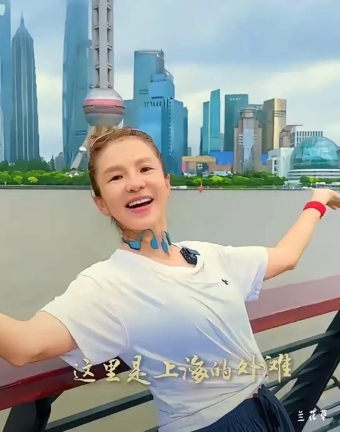 这是央视主持人朱迅？怎么眼睛、脸型都有大的变化？看起来有点嫩，但总有点怪怪的味