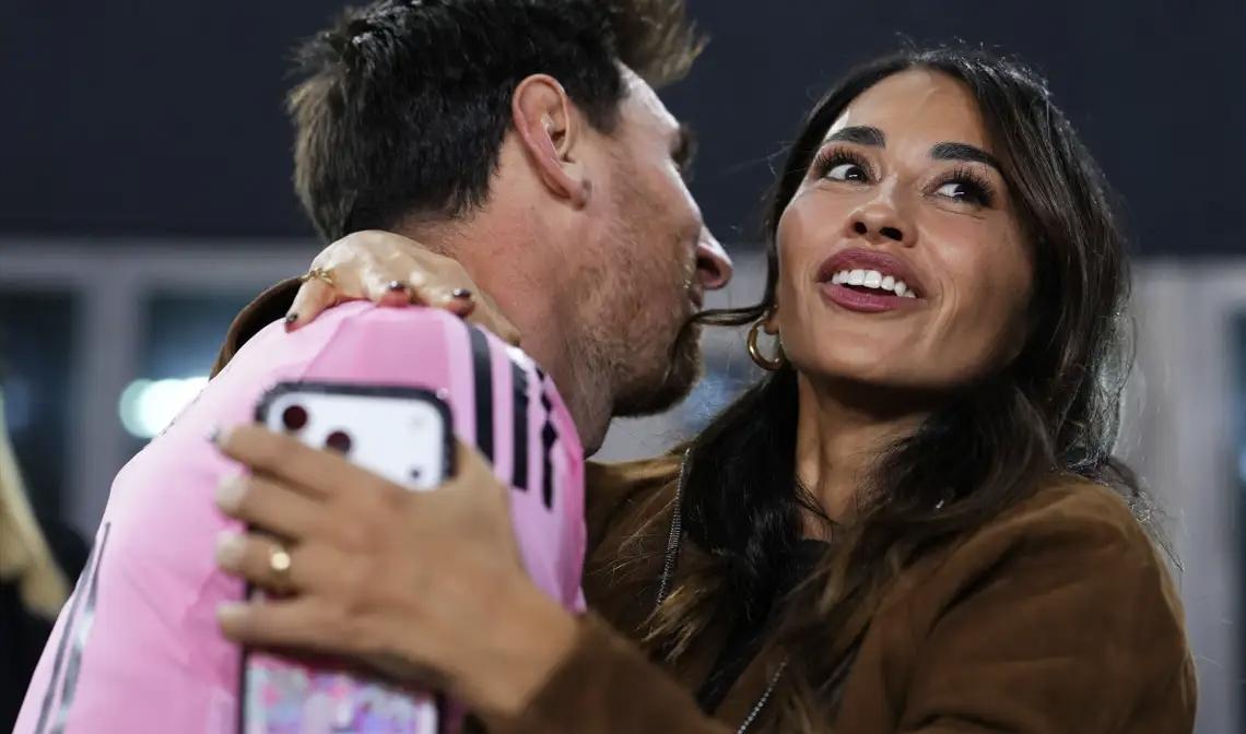 球王梅西回忆求婚过程：5岁认识的青梅竹马，生了俩娃才在酒店求婚！ 你敢信？球王