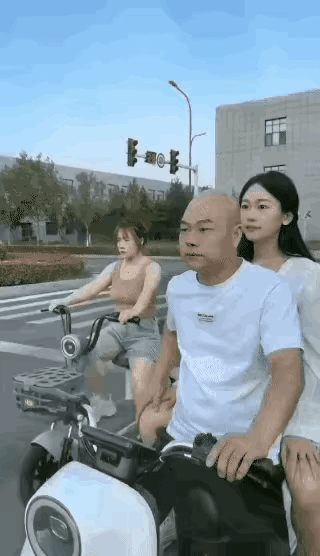哈哈这巴掌打的真是莫名其妙哈哈哈哈哈爆笑乐哈哈笑