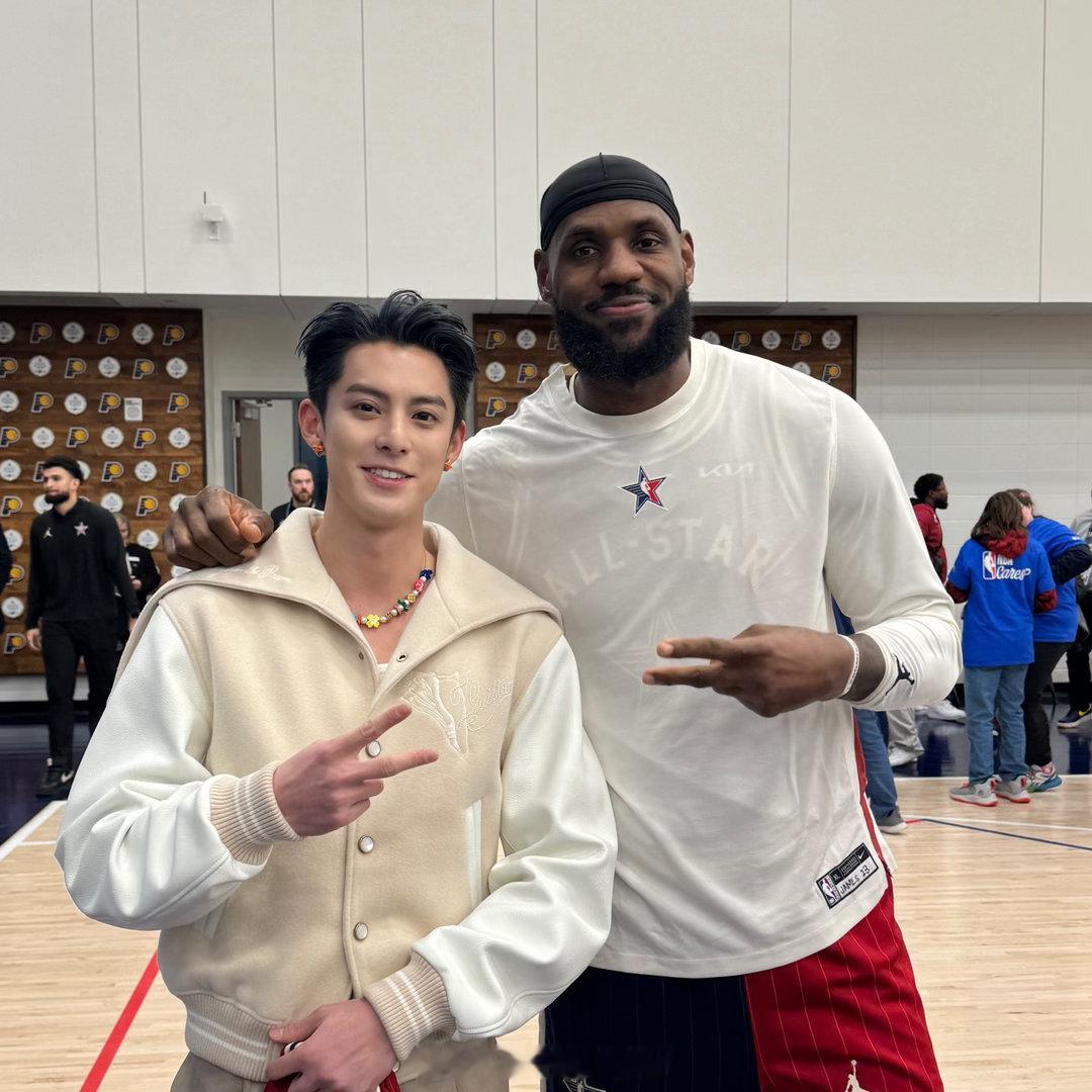 我很感慨也很佩服王鹤棣的追星方式，他只是站在偶像经过的过道上。