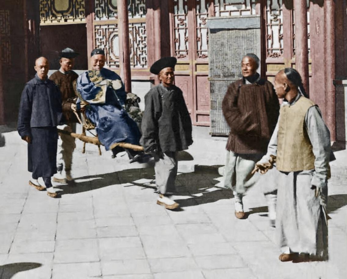 1901年，天津直隶总督衙门庭院内，坐在两人抬行的简易软轿的老人是李鸿章，190