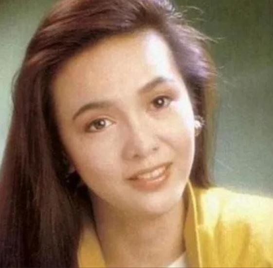 2008年，吕方的妻子郑裕玲炒股亏了1.2亿，两人离婚时，吕方驾车准备离开，郑裕
