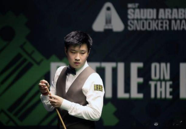 继特鲁姆普和赵心童后，在英国举行的斯诺克“冠中冠”又产生了第三个四强席位，塞尔比