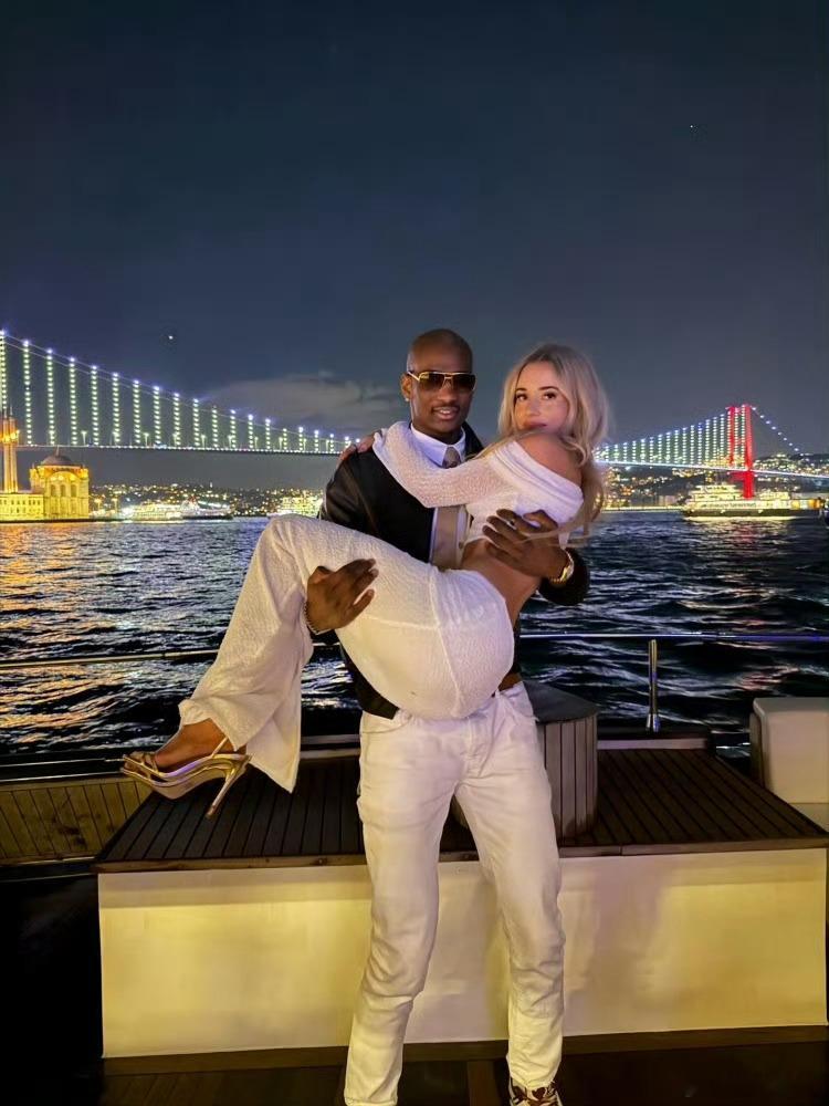 凯·琼斯打球不咋地，找女友眼光还是可以的！