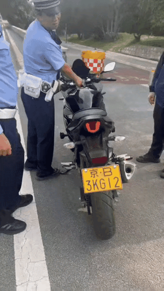 耍小聪明隐藏摩托车号牌，被交警逮个正着，罚款是跑不了，驾照估计也危险估.....