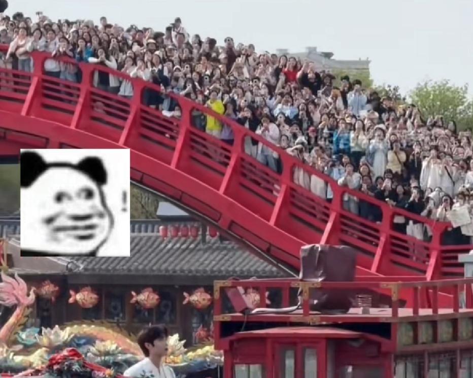 当你觉得自己压力特别大的时候。可以看看这座桥。听说上次桥上有这么多人的时候。