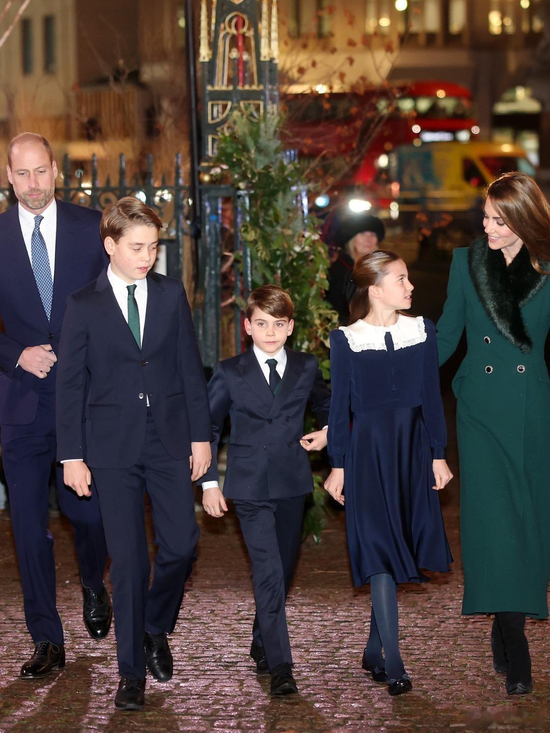 英国王室🇬🇧12月5日，威尔士亲王一家出席在威斯敏斯特大教堂举行的圣诞颂歌