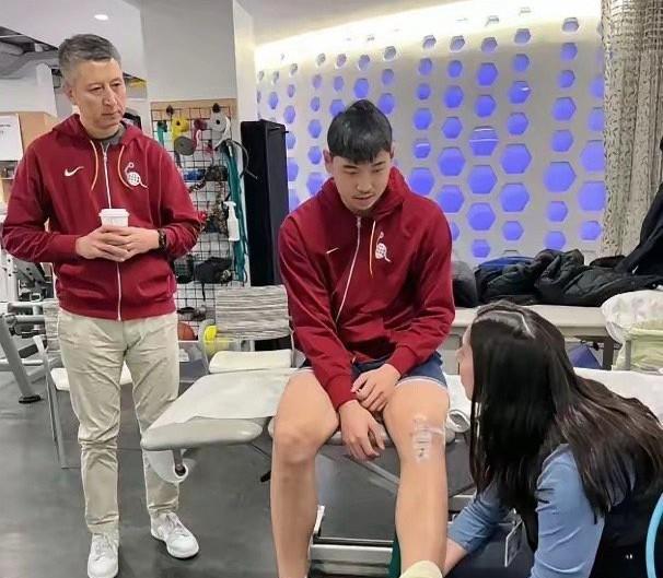 亚洲杯还没打，中国男篮已经先瘸了一边。刚打出状态的曾凡博，一个落地，直接赛季报