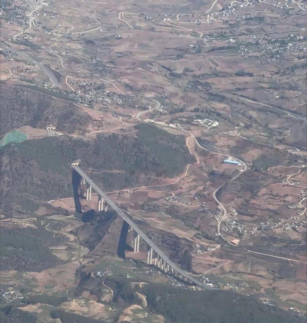 云南某高架公路网友认为可以从右边绕过去没有必要架桥和打山洞隧道成本会低很多