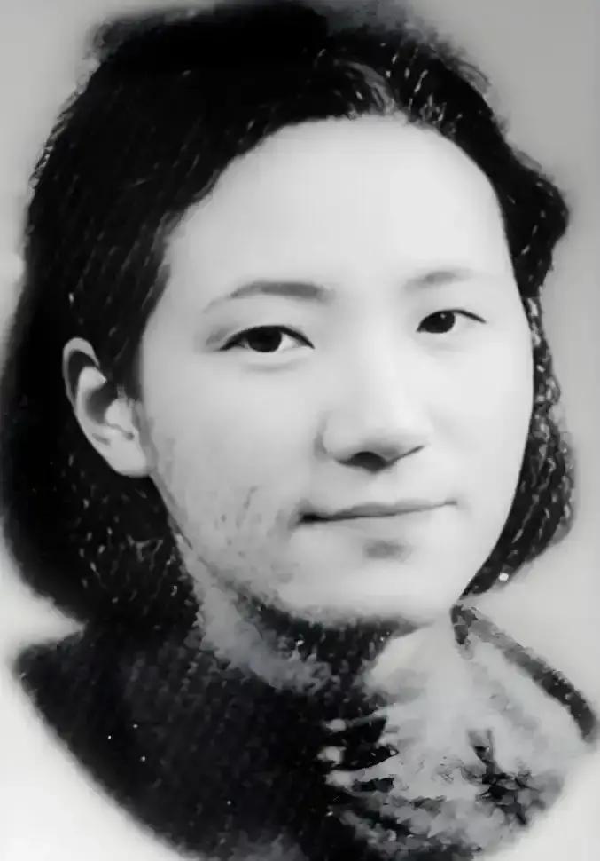 1934年，才女苏青，新婚夜撞见表嫂坐丈夫腿上，她装做若无其事，甚至在婚后还接连