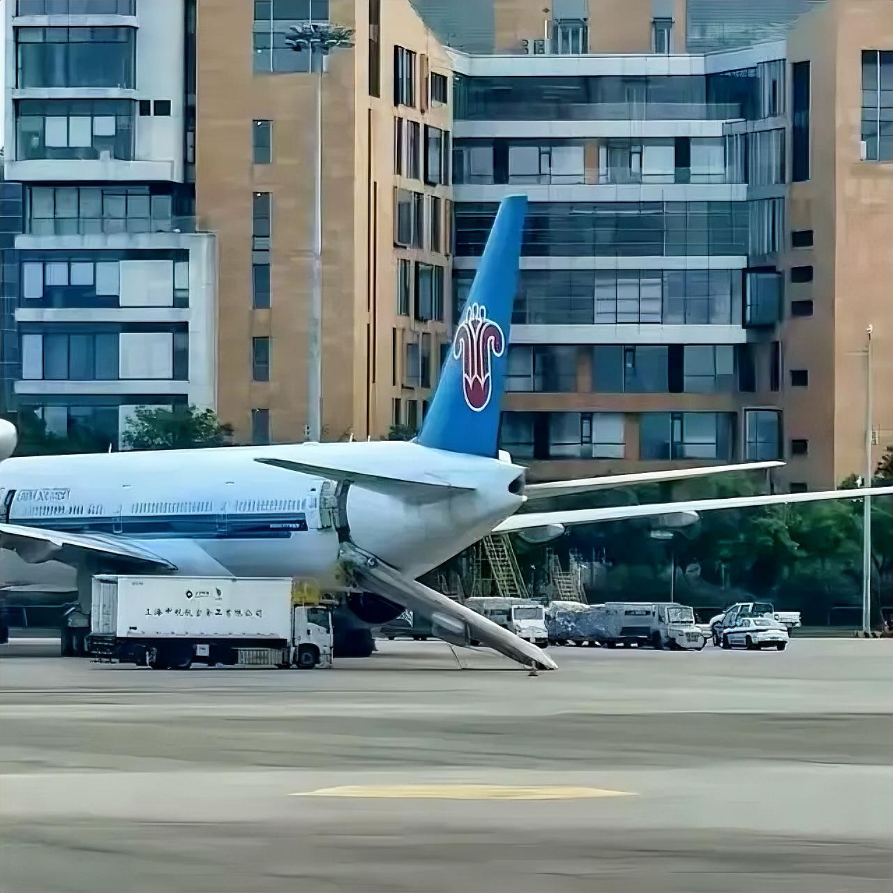 8月30日，上海虹桥机场停机坪上，一架南航波音777-300ER客机突然“砰”的
