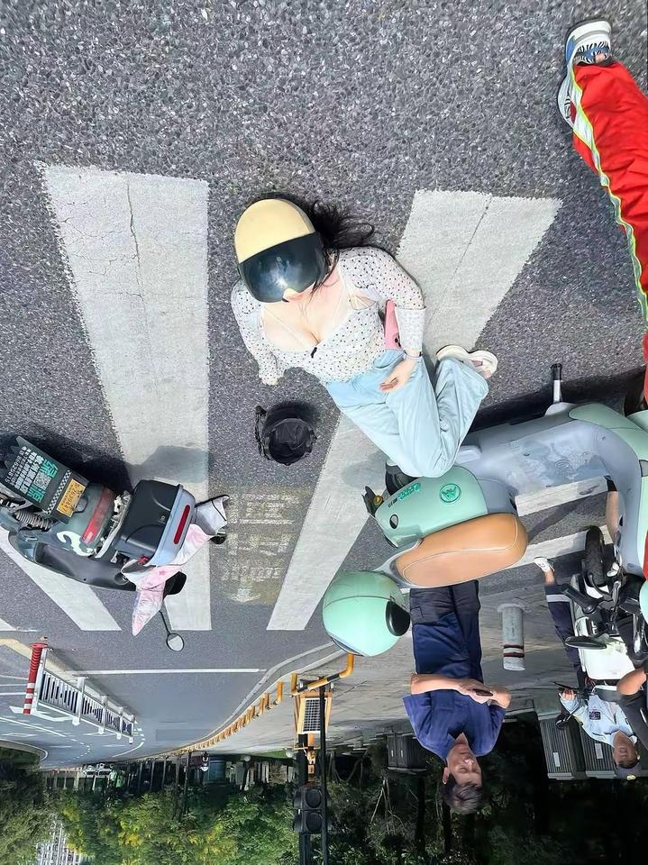 看样子撞得不轻啊，幸好女孩带了头盔，要不然，就这个撞击力度，后果真的是不堪设想！
