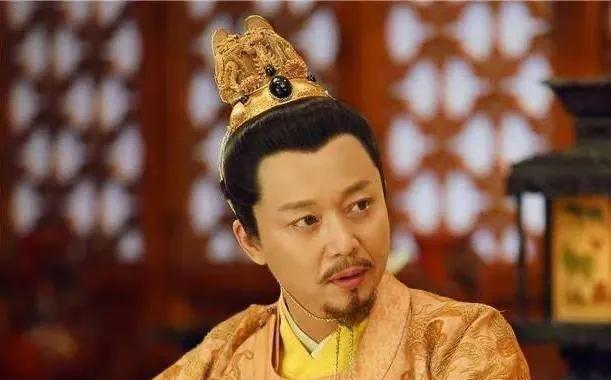一次，张皇后两个兄弟趁着明孝宗如厕的空档，拿起龙袍试穿了起来。太监上前阻拦，他们