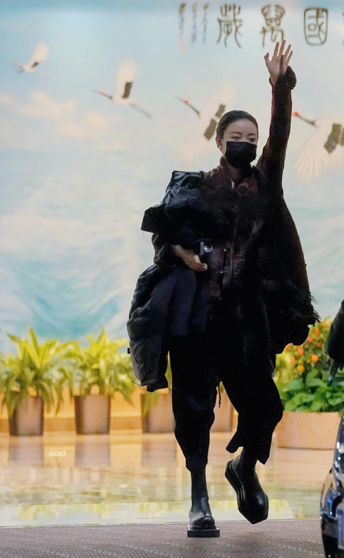 今天倪妮现身上海机场，她这次搭配的很有潮流感，走路也超有气势。倪妮上身穿了一