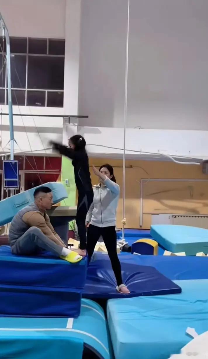 杨威杨云的女儿居然真的准备走职业体操路线了吗！难得有二代还在学体操的哇