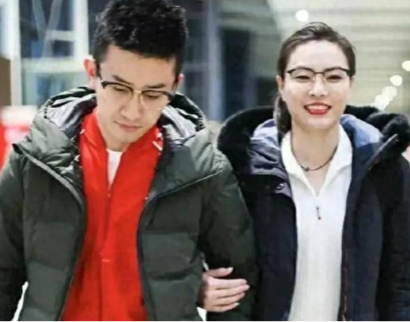 2017年，奥运冠军吴敏霞结婚时跪下给婆婆敬茶，婆婆一脸骄傲，更令人不敢想象的是，婚后吴敏霞两次怀孕