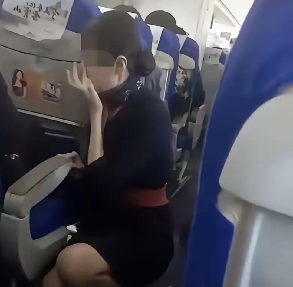 空姐下跪这事其实都散了吧真相是，到最后扛下所有的，只有空姐一人，别看大家反应