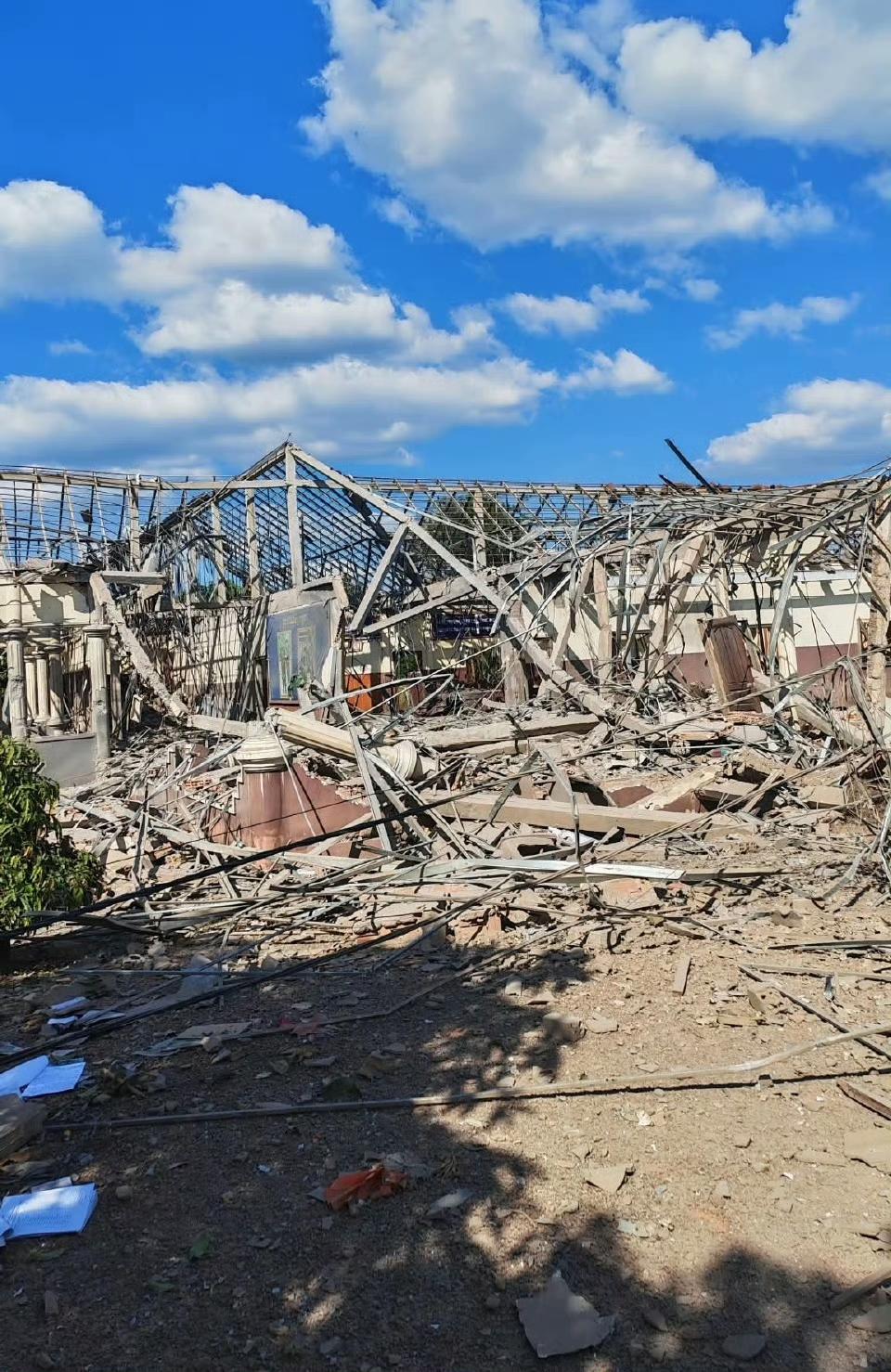 柬埔寨陆军第三支援师司令部被泰国炮兵彻底摧毁。柬埔寨士兵在Telegram上