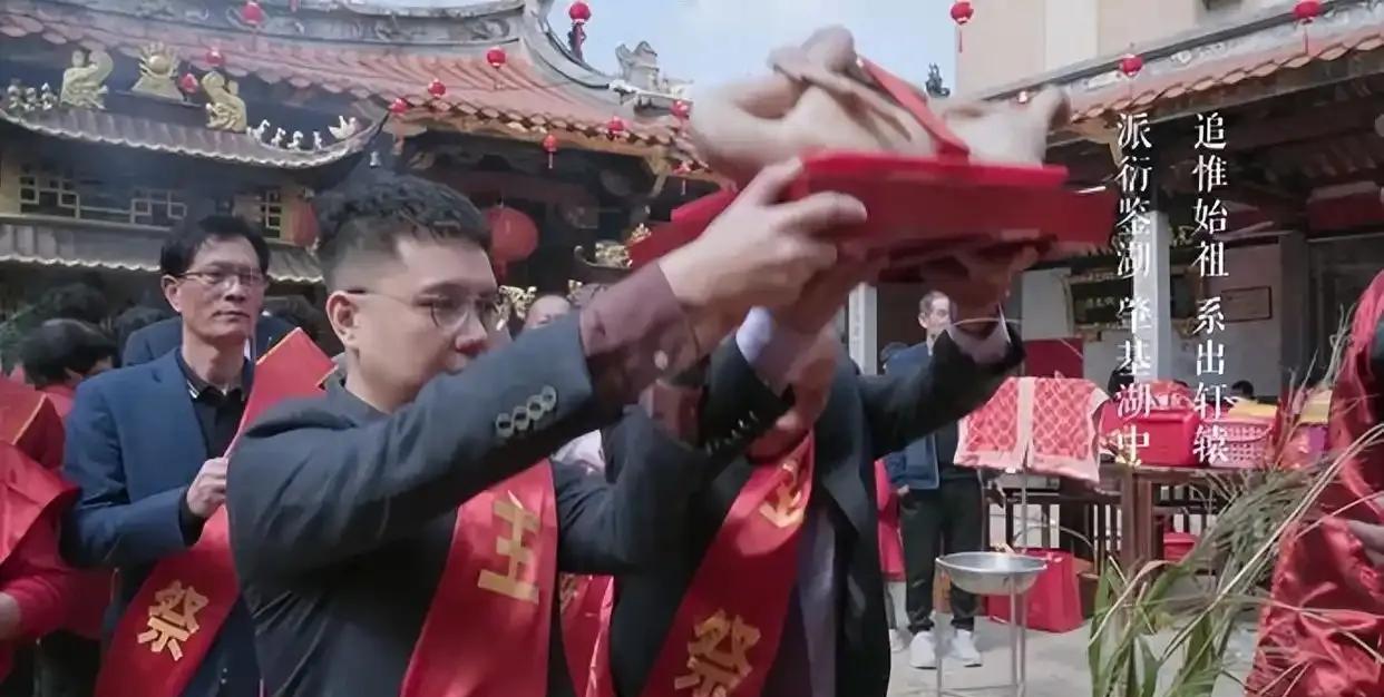 近日，台湾民众党中央委员张凯钧在厦门参加海峡论坛。民众党主席黄国昌接