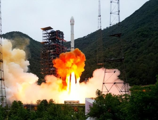 太空快没地方了！美国人正疯狂往天上扔“铁疙瘩”，想把路全堵死。 这绝不是危言
