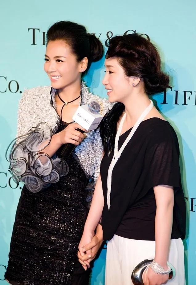 刘涛秦海璐这闺蜜情也太好磕了吧！真的是内娱独一份的真诚✨俩人同框十指紧扣、贴脸