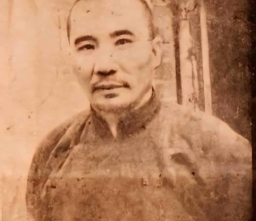 1935年，王耀武得知部下俘虏了一位红军师长，兴冲冲跑去审讯，结果看到对方后却傻