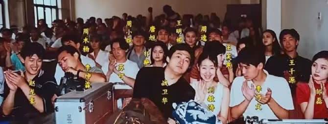 朱媛媛去世，梁静，陶虹和黄小明都发表了哀悼，但大家都在等李乃文的态度。李乃文刚